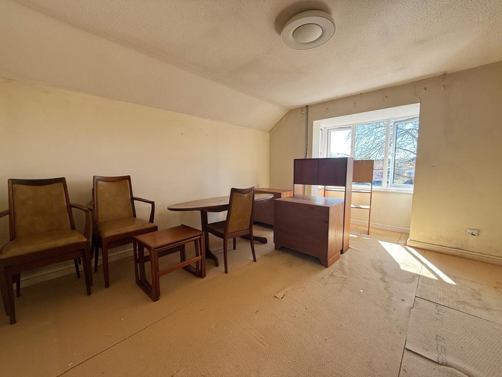Lot: 32 - ONE-BEDROOM FLAT IN NEED OF IMPROVEMENT - Living space with walk in box window